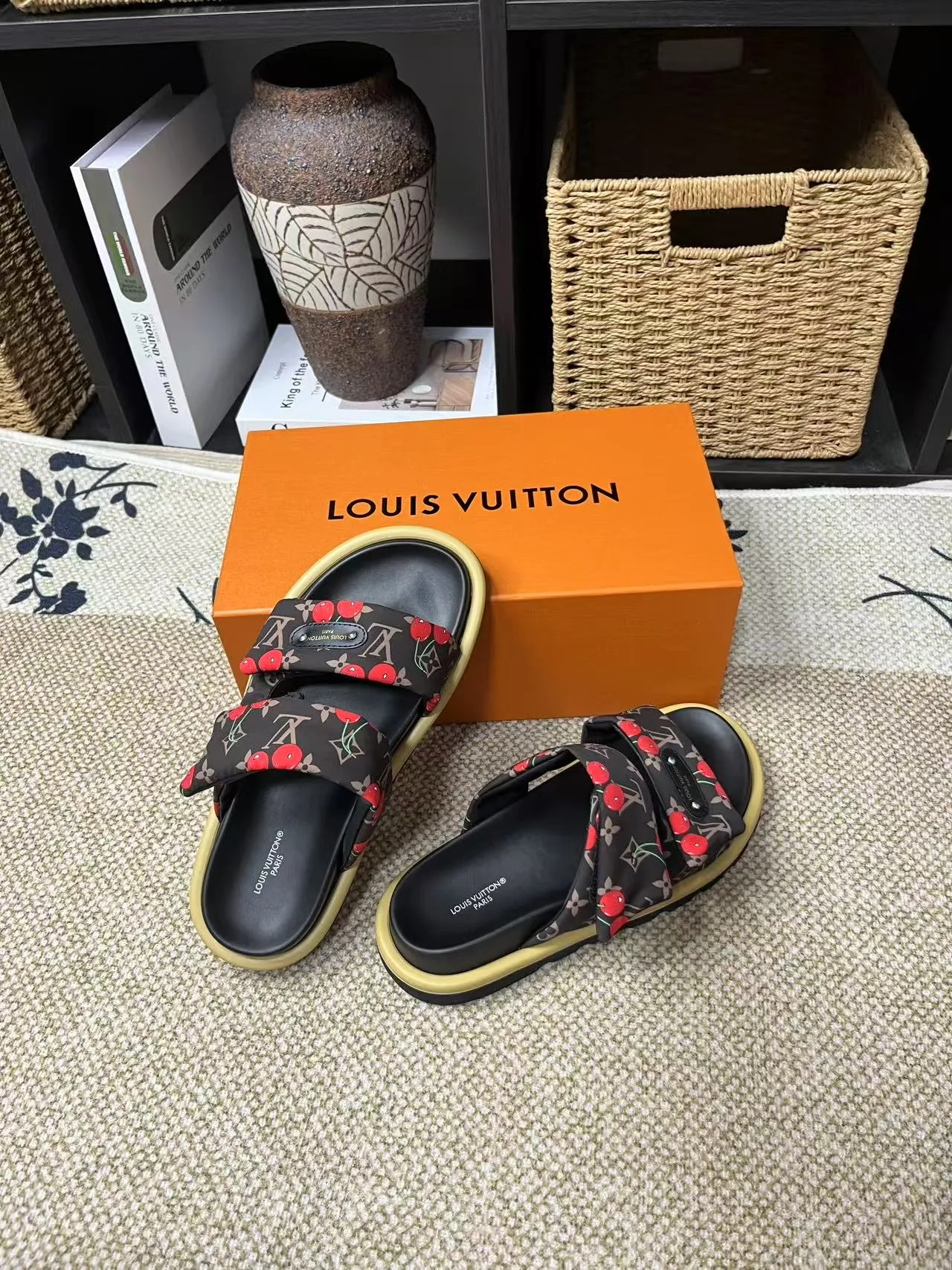 P340 yuan LV Louis Vuitton Full of high-end feel! A popular model among bloggers at home and abroad, it’s retro and fashionable, and looks stunning on your feet! Mainly recommended model on the official website★ ━━━━━ ЅᏇєєt ━━━━━ ▪️Upper: original calfskin ➕5D printing process ▪️Inner: imported mixed sheepskin ▪️Outsole: original molded foam outsole ▪️Size: Female 35-40 Men's 39-44 (women's 41 men's 45)